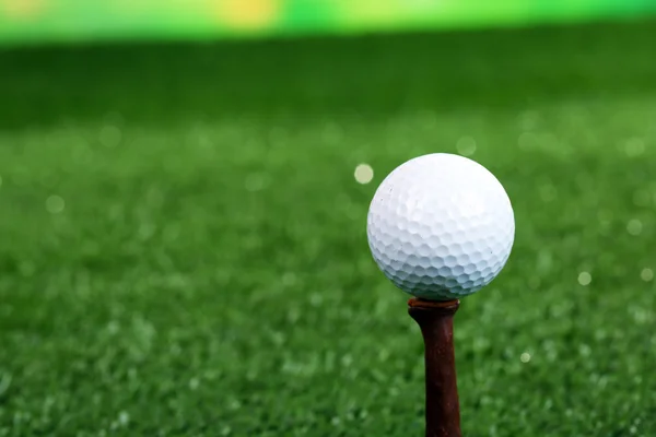 Yeşil çim açık golf topu yakın çekim — Stok fotoğraf