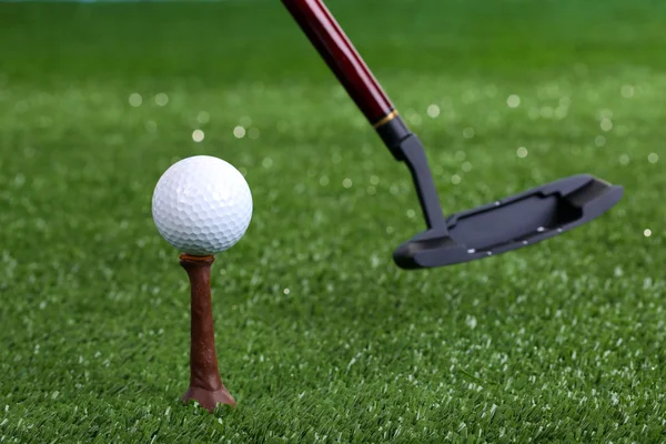 Golfbal en stuurprogramma op groen gras buiten close-up — Stockfoto
