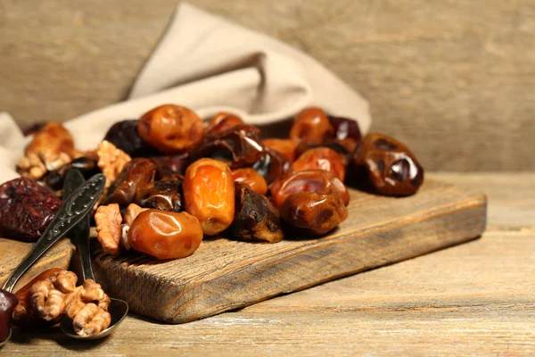 Leckere Dattelfrüchte auf Holztisch — Stockfoto