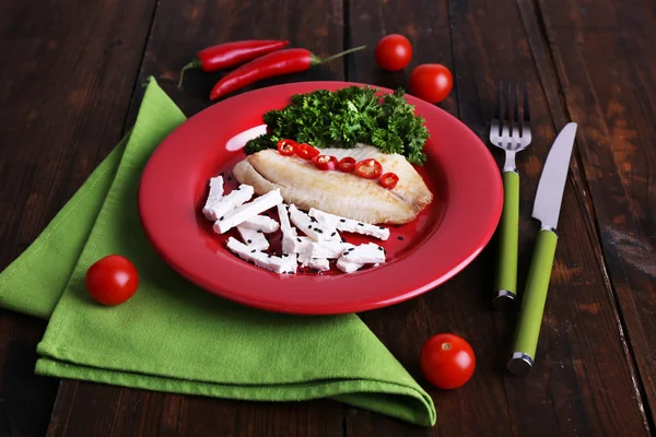 Ensalada de pescado fresco con verduras en plato sobre mesa de madera de cerca —  Fotos de Stock