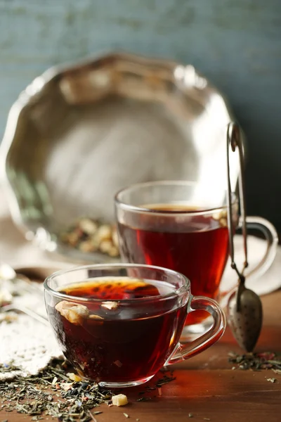 Nádherná skladba vinobraní s bylinkovým čajem, na dřevěný stůl — Stock fotografie