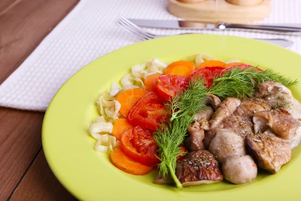 Setas silvestres estofadas con verduras y especias en el plato sobre la mesa —  Fotos de Stock