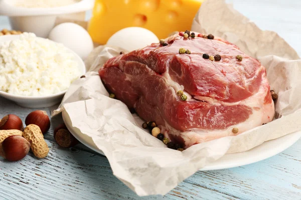 Proteinreiche Lebensmittel auf dem Tisch, Nahaufnahme — Stockfoto