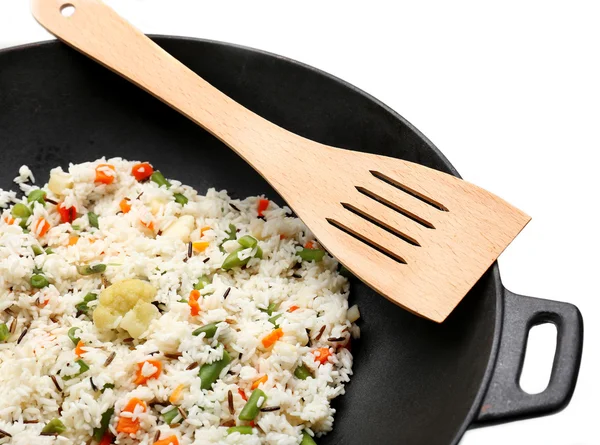 "Wok" un içinde lezzetli pirinç hazırlama yakın çekim — Stok fotoğraf