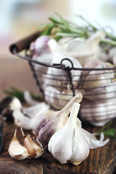 Rå vitlök och kryddor på träbord — Stockfoto