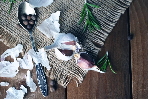 Ajo crudo y especias en mesa de madera — Foto de Stock