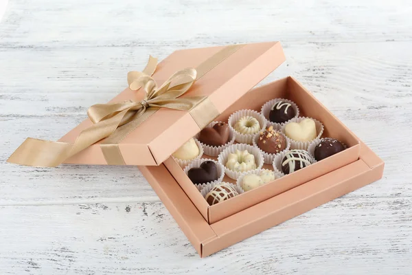 Délicieux bonbons au chocolat en boîte cadeau sur table close-up — Photo