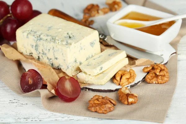Natureza morta com queijo azul saboroso, perto — Fotografia de Stock