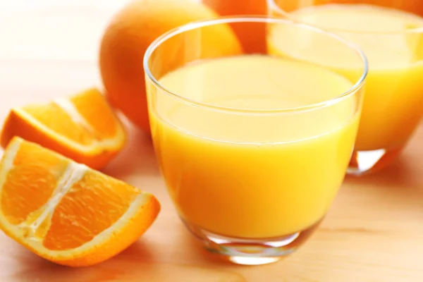 Jugo de naranja recién exprimido, primer plano — Foto de Stock
