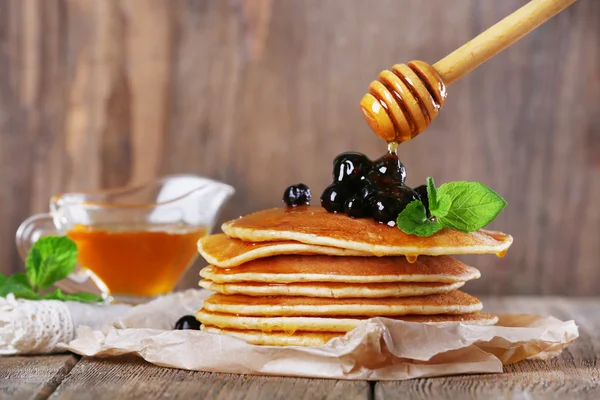 Stapel Pfannkuchen mit Minze und Beeren auf rustikalem Holzgrund — Stockfoto