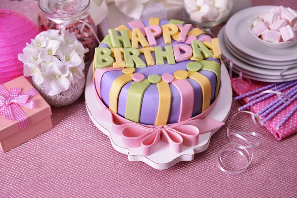 Deliziosa torta di compleanno sul tavolo primo piano — Foto Stock