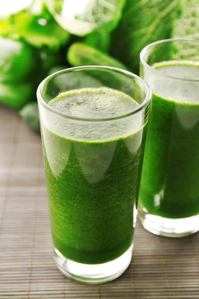 Grüner frischer gesunder Saft mit Apfel und Gemüse auf Bambusmatte Hintergrund — Stockfoto