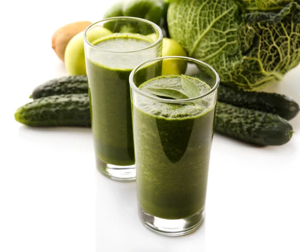 Grüner frischer gesunder Saft isoliert auf weiß — Stockfoto