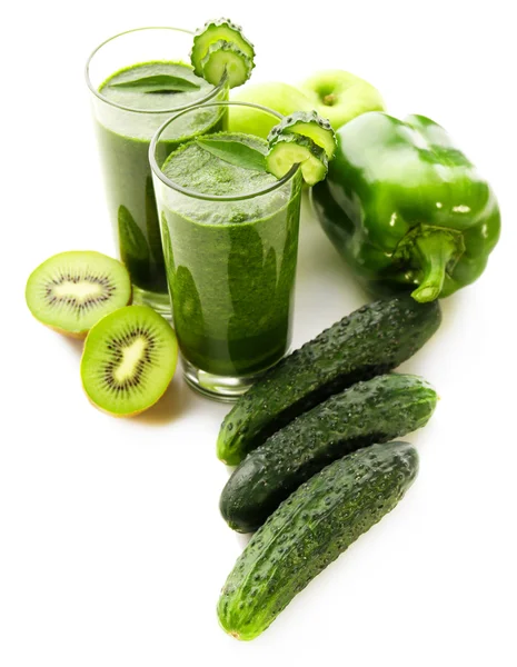 Succo fresco verde sano con frutta e verdura isolata su sfondo bianco — Foto Stock