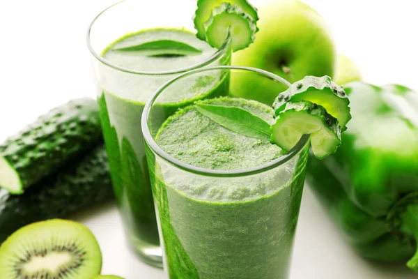 Grüner frischer gesunder Saft mit Obst und Gemüse auf weißem Hintergrund — Stockfoto