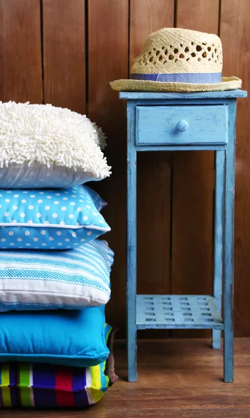 Collina di cuscini colorati su sfondo rustico in legno — Foto Stock