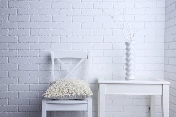 白いレンガの上に枕と椅子をモダンなインテリア壁の背景 — ストック写真