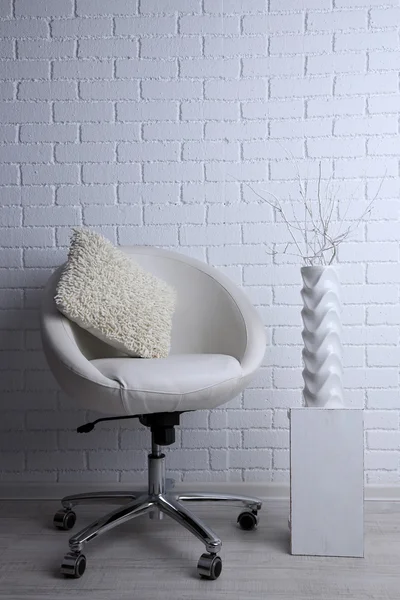 Sandalye ve beyaz tuğla üzerinde yastığına modern iç duvar arka plan — Stok fotoğraf