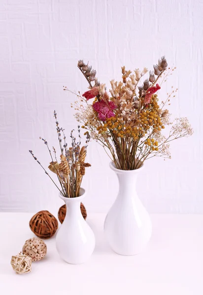 Složení sušených květin na bílé zdi pozadí — Stock fotografie