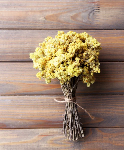 Bouquet di fiori secchi su tavole di legno sfondo — Foto Stock