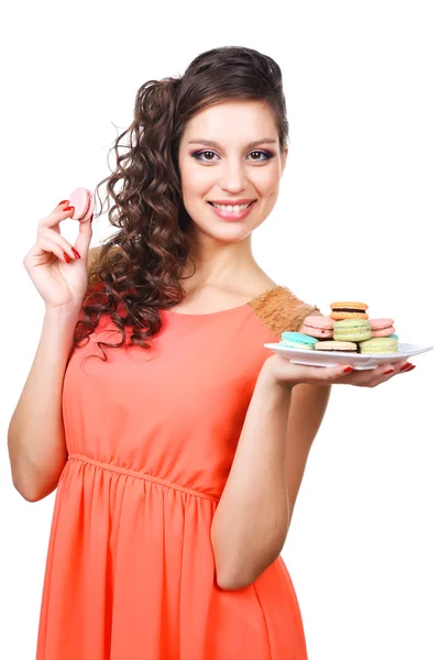 Mooi meisje met smakelijke macaroon geïsoleerd op wit op achtergrond — Stockfoto