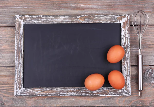 Blackboard blank on rustic wooden planks background — Stock Photo, Image