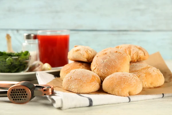 Taze ev yapımı ekmek buns--dan taze sarımsak ve ahşap zemin üzerine dereotu ile hamur mayaları — Stok fotoğraf