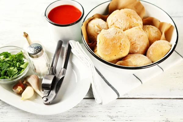 Roti roti buatan sendiri segar dari adonan ragi dengan bawang putih segar dan dill, dengan latar belakang kayu — Stok Foto