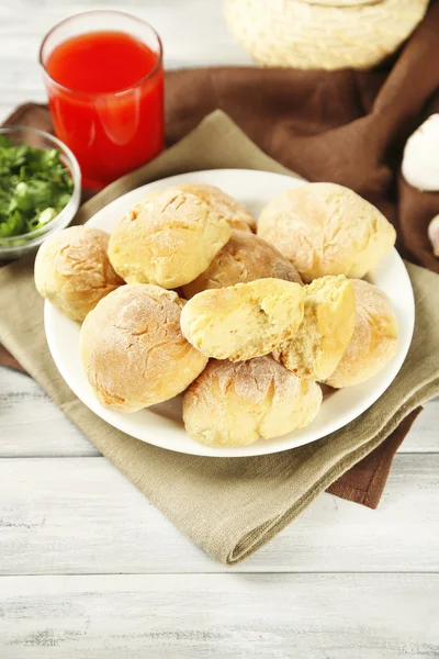 Roti roti buatan sendiri segar dari adonan ragi dengan bawang putih segar dan dill, dengan latar belakang kayu — Stok Foto