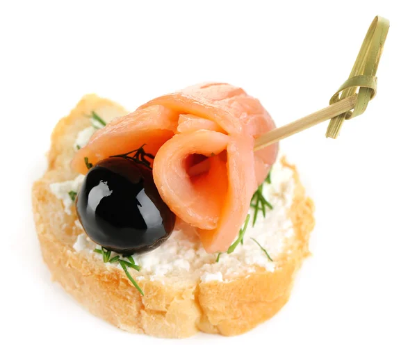 Canape con salmone, olive nere ed erbe aromatiche isolate su bianco — Foto Stock