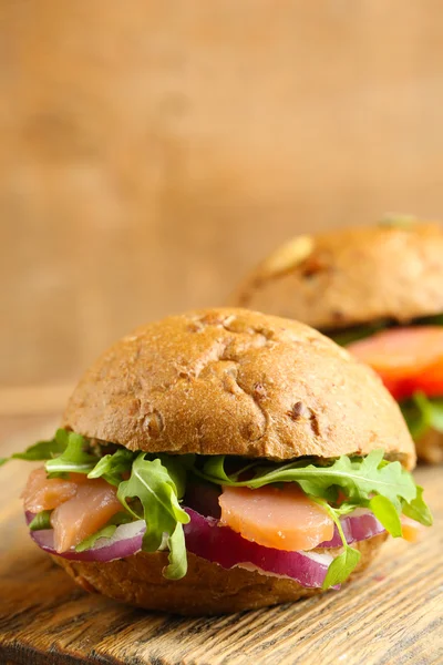 Sandwich con salmón sobre fondo de madera — Foto de Stock