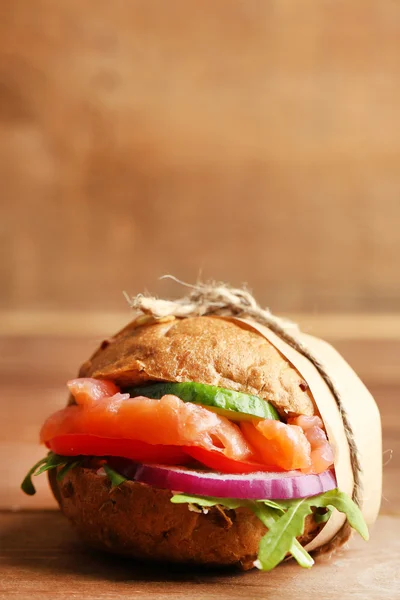 Sandwich con salmón sobre fondo de madera — Foto de Stock