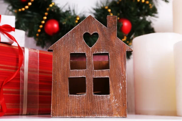 Decorazione natalizia con ghirlanda, candele e scatole regalo su scaffale su sfondo bianco — Foto Stock