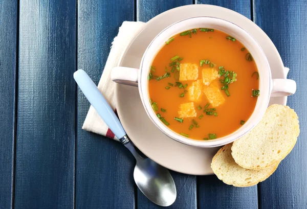 Sup wortel dalam mangkuk, pada warna latar belakang kayu — Stok Foto