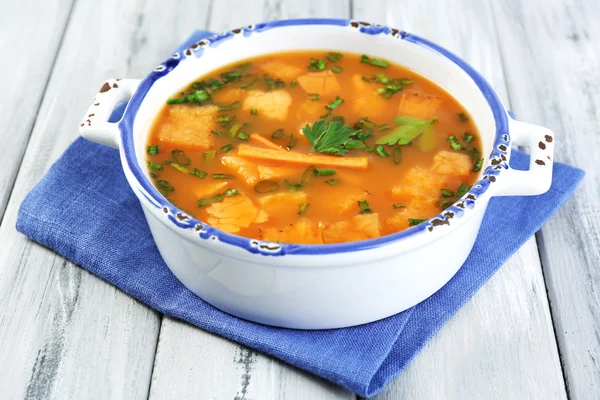 Soupe aux carottes dans un bol, sur fond de bois couleur — Photo