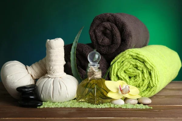 Tratamientos de spa con flores de orquídea sobre mesa de madera sobre fondo colorido —  Fotos de Stock