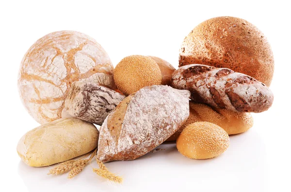 Pão diferente isolado em branco — Fotografia de Stock