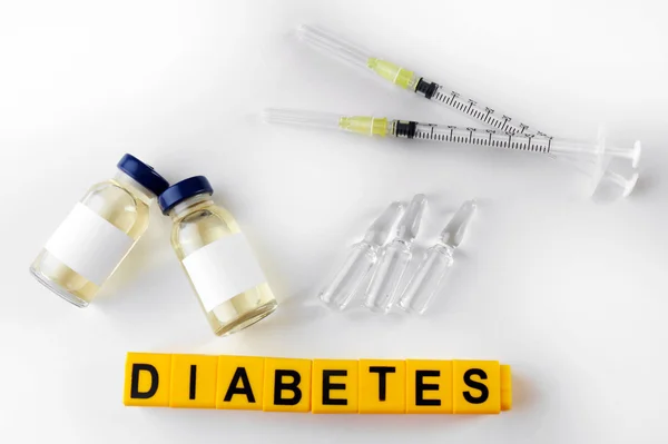 Diabetes palavra e equipamentos médicos em fundo claro — Fotografia de Stock