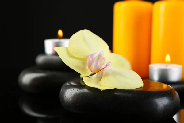 Bella composizione spa con candele e orchidee su sfondo scuro — Foto Stock