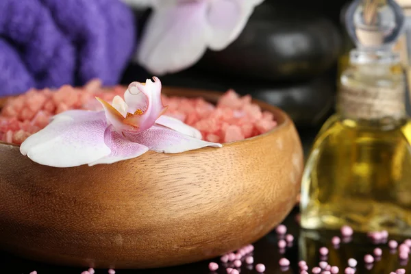 Beautiful spa composition with flowers close up — Stock Photo, Image