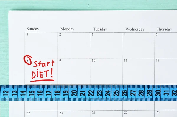 Concepto de dieta - cinta métrica en el calendario, primer plano — Foto de Stock