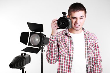 Yakışıklı fotoğrafçı kamera ile fotoğraf stüdyosu
