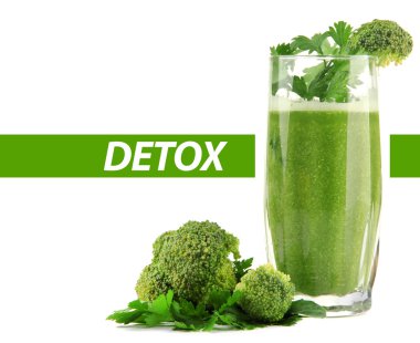 Bardak brokoli ve beyaz, detoks kavramı izole maydanoz ile yeşil sebze suyu