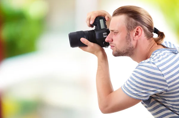 Young photographer taking photos outdoors — Stock Photo, Image