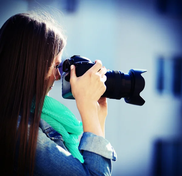 Młody fotograf robienia zdjęć na zewnątrz — Zdjęcie stockowe