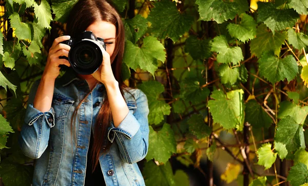 Junger Fotograf fotografiert im Freien — Stockfoto