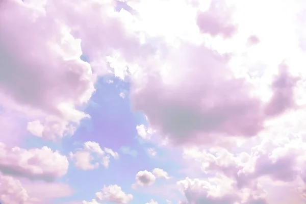 Fondo cielo azul con nubes rosadas — Foto de Stock