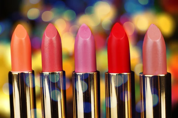 Conjunto de lápices labiales sobre fondo de colores brillantes — Foto de Stock