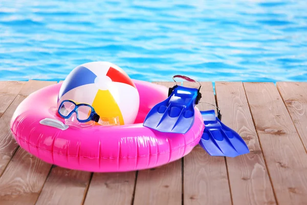 Heldere strand accessoires op zwembad achtergrond — Stockfoto