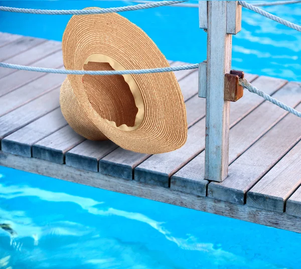 在木桥上夏天帽子 — 图库照片
